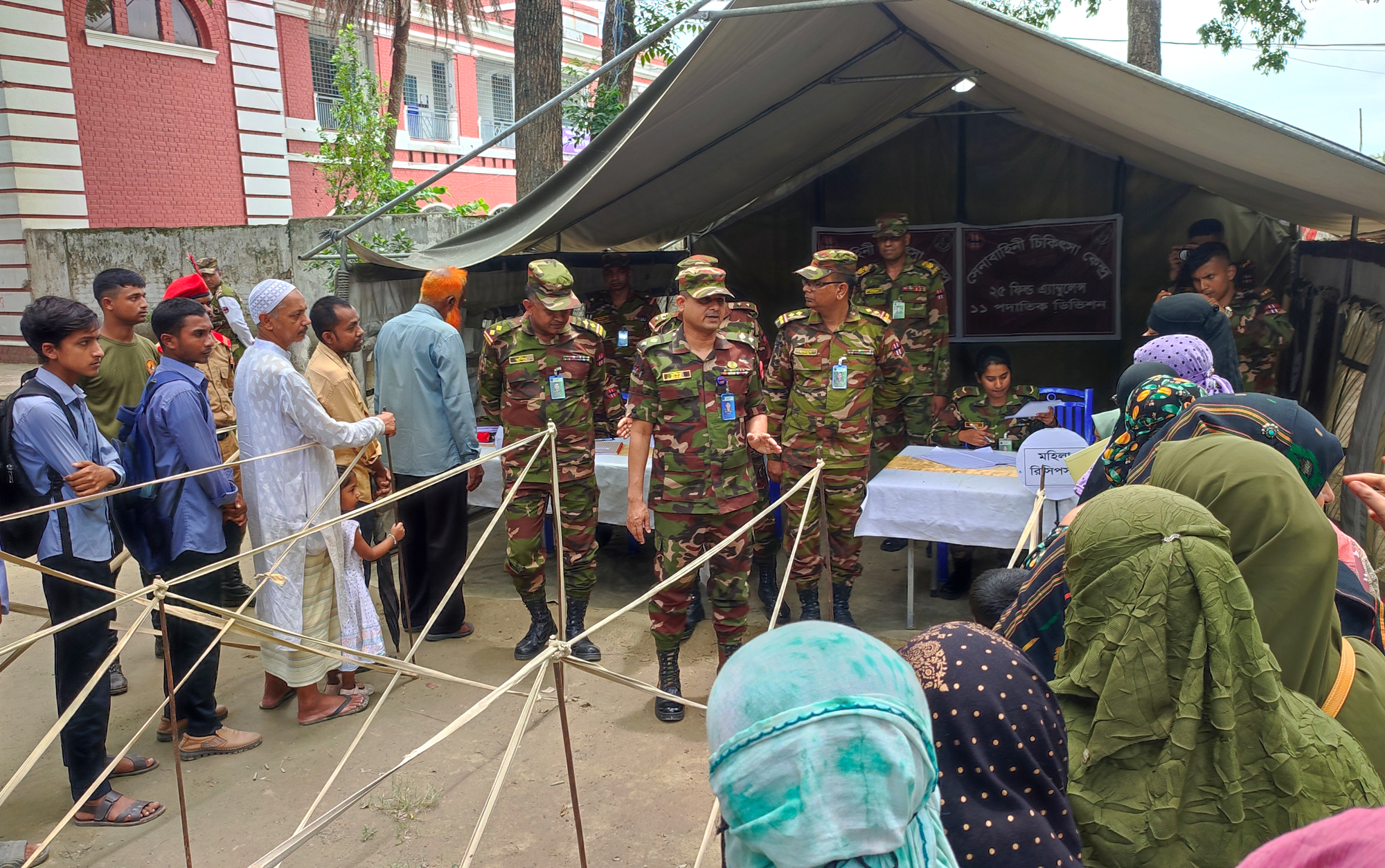 পাবনায় সেনাবাহিনীর ফ্রি মেডিক্যাল ক্যাম্পে সেবা পেলেন হাজারো মানুষ
